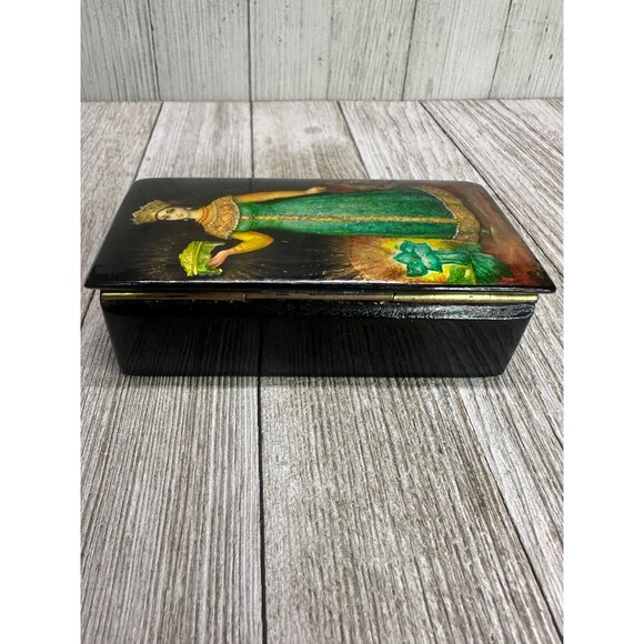 Vtg Russian Lacquered Trinket Jewelry Box Wood Painted Woman Black Hinged Lid 4" - Picture 4 of 15